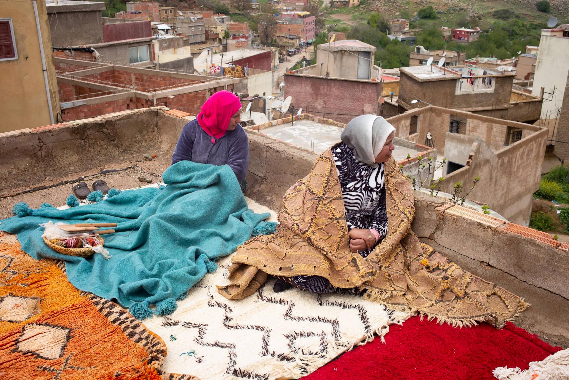 /img/pages/atlas-weavers/1/Weavers_Hashmia_Douiri_and_Hjou_Amraoui_sitting_on_the_rooftop_of_the_cooperative.jpg