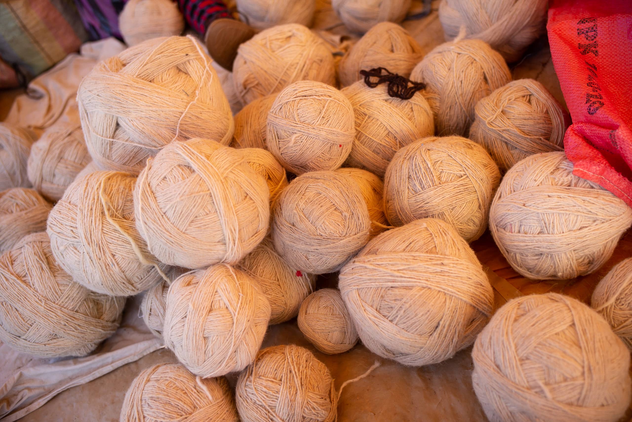 /img/pages/atlas-weavers/2/Balls_of_wool_in_the_souk_of_Mrirt,_Middle_Atlas.jpg